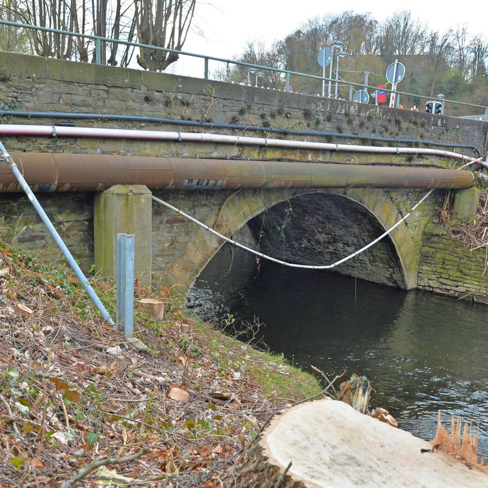 Zu der gesperrten Überquerung des Bachlaufs in Nierenhof gaben Fachleute von Straßen NRW Auskunft im Rat: Neue Deilbachbrücke ist in einem Jahr fertig
