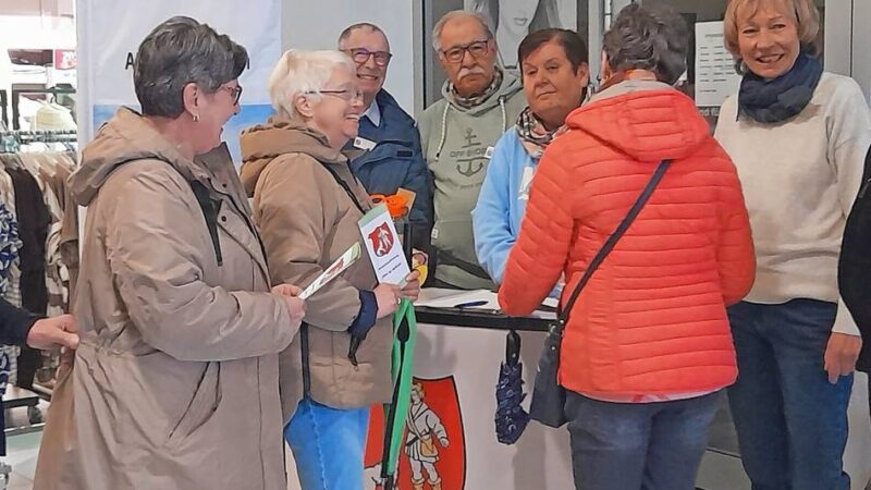 Im Angermarkt war der Stand der Seniorenvertretung Wülfrath gut besucht: Pedelec-Training steht auf dem Programm