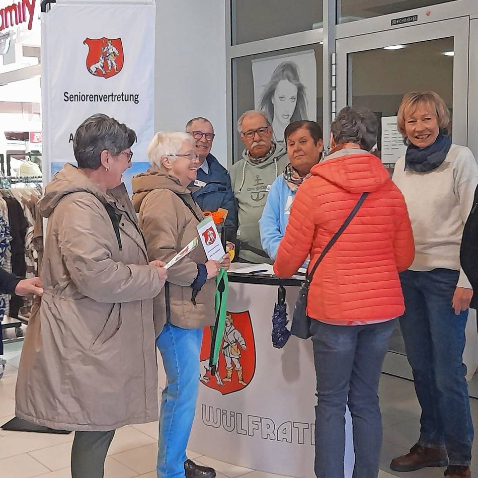 Im Angermarkt war der Stand der Seniorenvertretung Wülfrath gut besucht: Pedelec-Training steht auf dem Programm