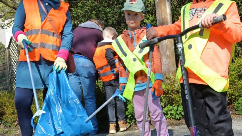 Tretroller aus dem Gebüsch wurden von Kindern beim Dreck-weg-Tag nicht als Abfall bewertet: Müllsammler waren mit Spaß bei der Sache