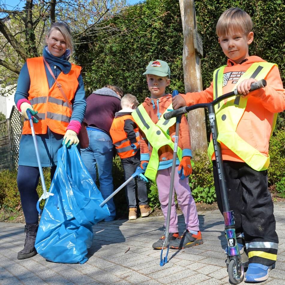 Tretroller aus dem Gebüsch wurden von Kindern beim Dreck-weg-Tag nicht als Abfall bewertet: Müllsammler waren mit Spaß bei der Sache