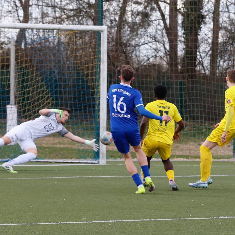 Nach Platzverweis vor der Pause: SC St. Tönis löst in Unterzahl die Handbremse und kommt spät zu einem Punkt