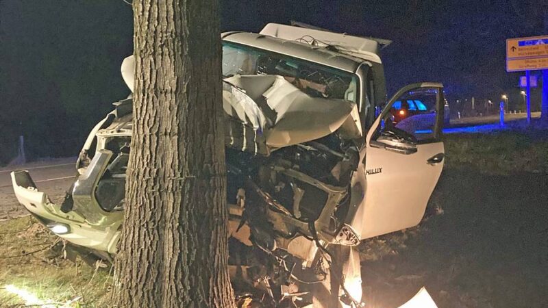 Wermlskirchener verunglückt in Hückeswagen: 40-Jähriger fährt alkoholisiert gegen Baum