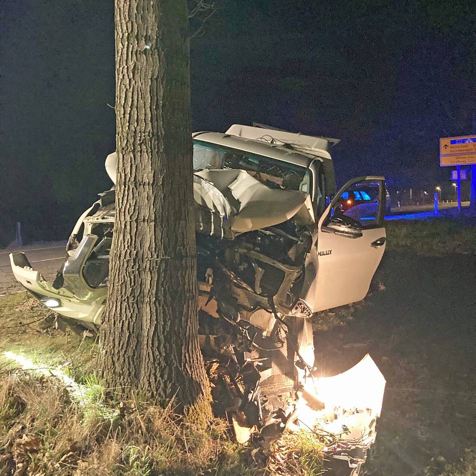 Wermlskirchener verunglückt in Hückeswagen: 40-Jähriger fährt alkoholisiert gegen Baum