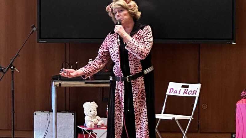 Kabarrett in Grevenbroich: „Dat Rosi“ bringt den Bernardussaal zum Lachen