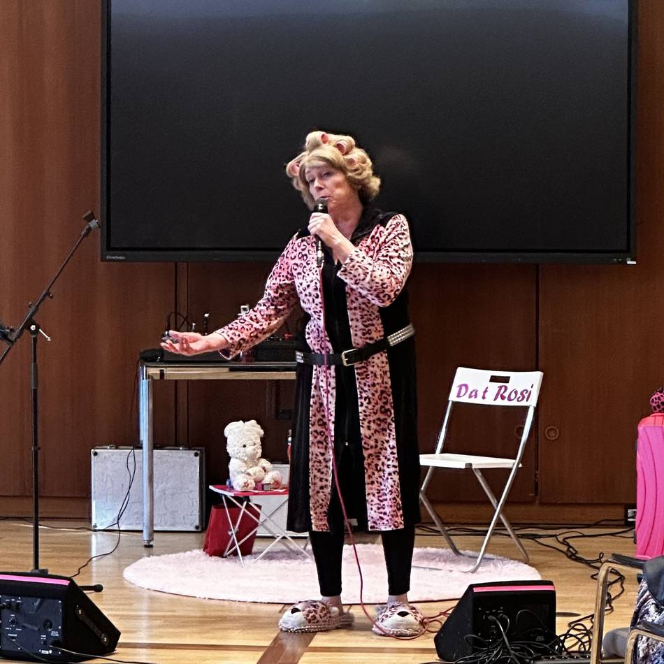 Kabarrett in Grevenbroich: „Dat Rosi“ bringt den Bernardussaal zum Lachen