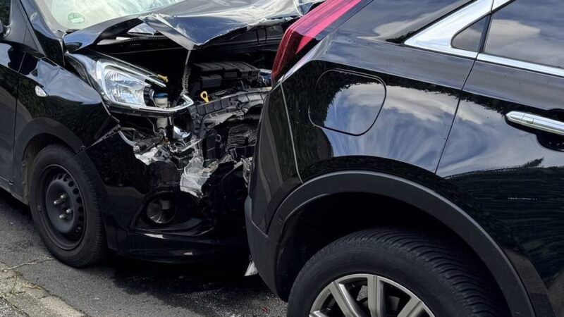 Medizinischer Notfall in Brüggen: 24-Jähriger prallt gegen parkendes Auto