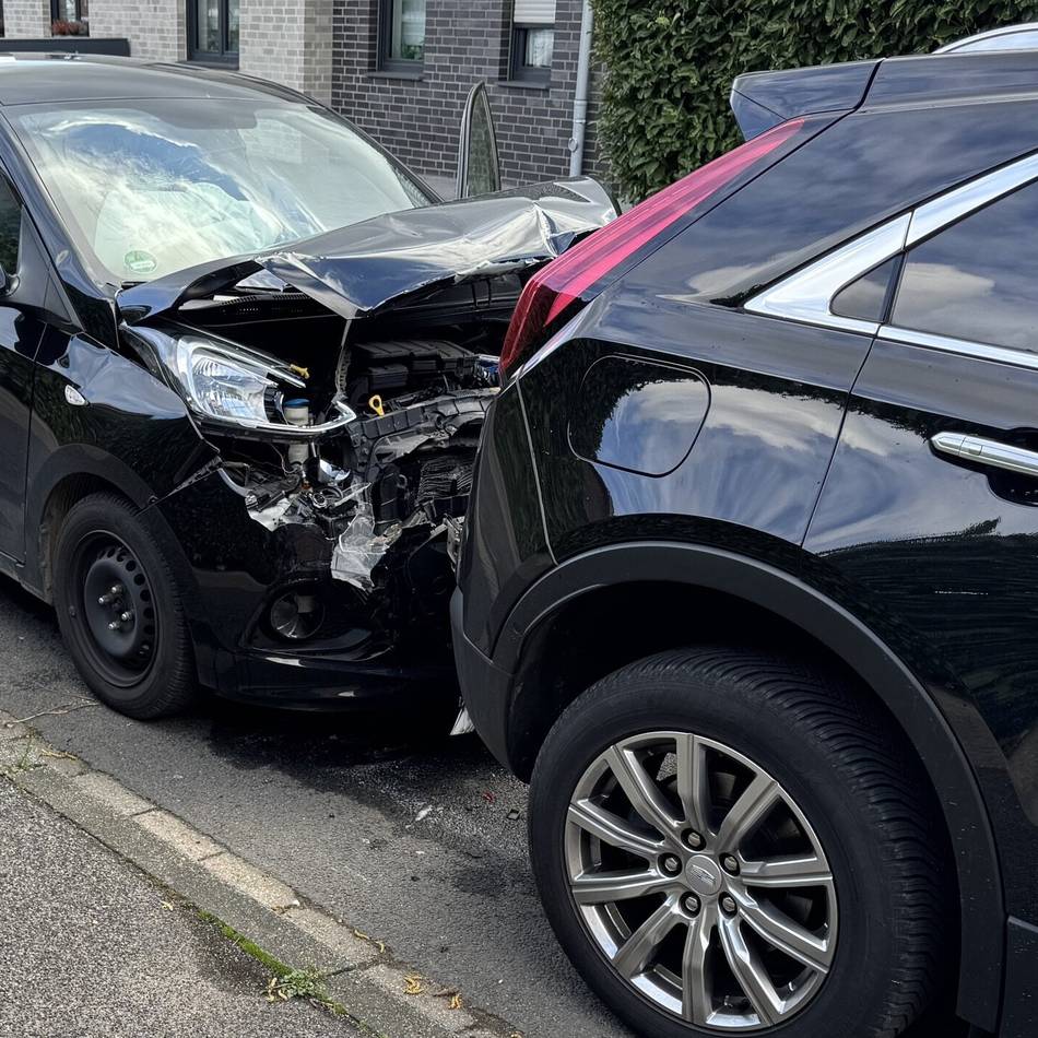 Medizinischer Notfall in Brüggen: 24-Jähriger prallt gegen parkendes Auto