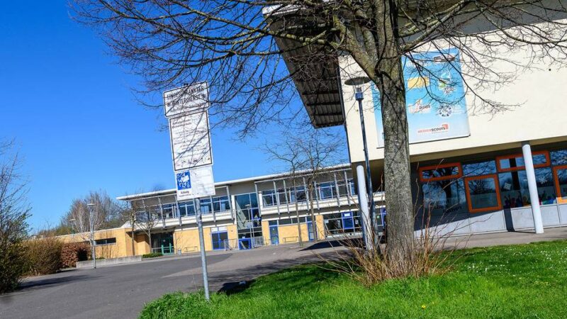 Maßnahmen in Jüchen: Mit Markierungen und Smiley zum sicheren Schulweg