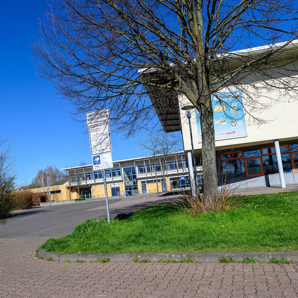 Maßnahmen in Jüchen: Mit Markierungen und Smiley zum sicheren Schulweg