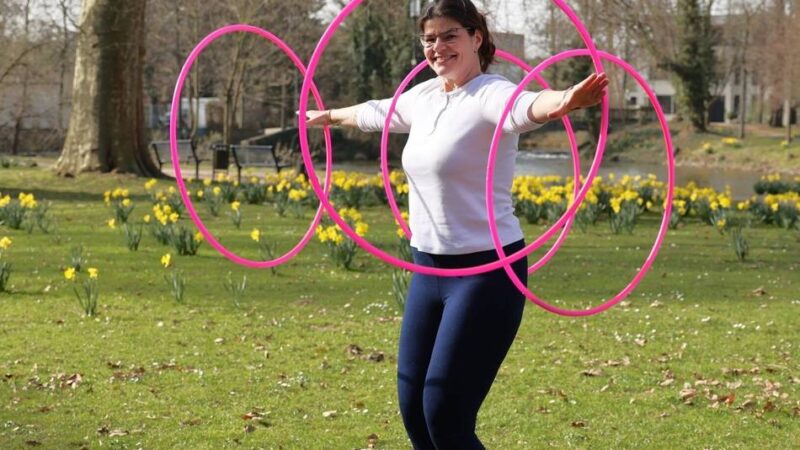 Nischensportart in Grevenbroich: Vanessa Laabs weckt mit Hula-Hoop Kindheitserinnerungen