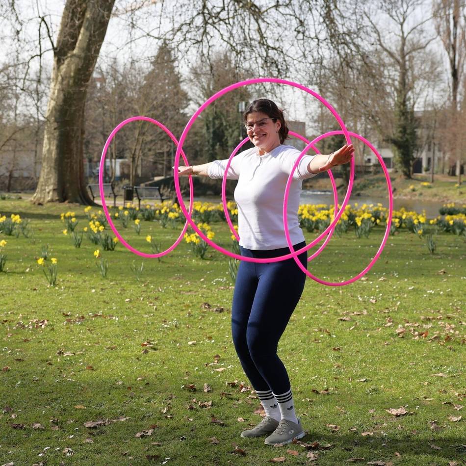 Nischensportart in Grevenbroich: Vanessa Laabs weckt mit Hula-Hoop Kindheitserinnerungen