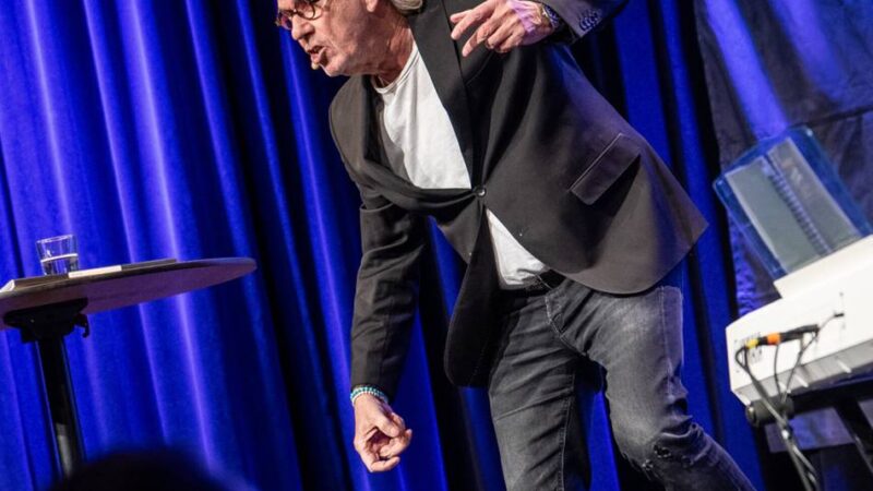 Erster Aufritt in Kaarst: Hugo Egon Balder erinnert an „RTL Samstag Nacht“ und „Tutti Frutti“