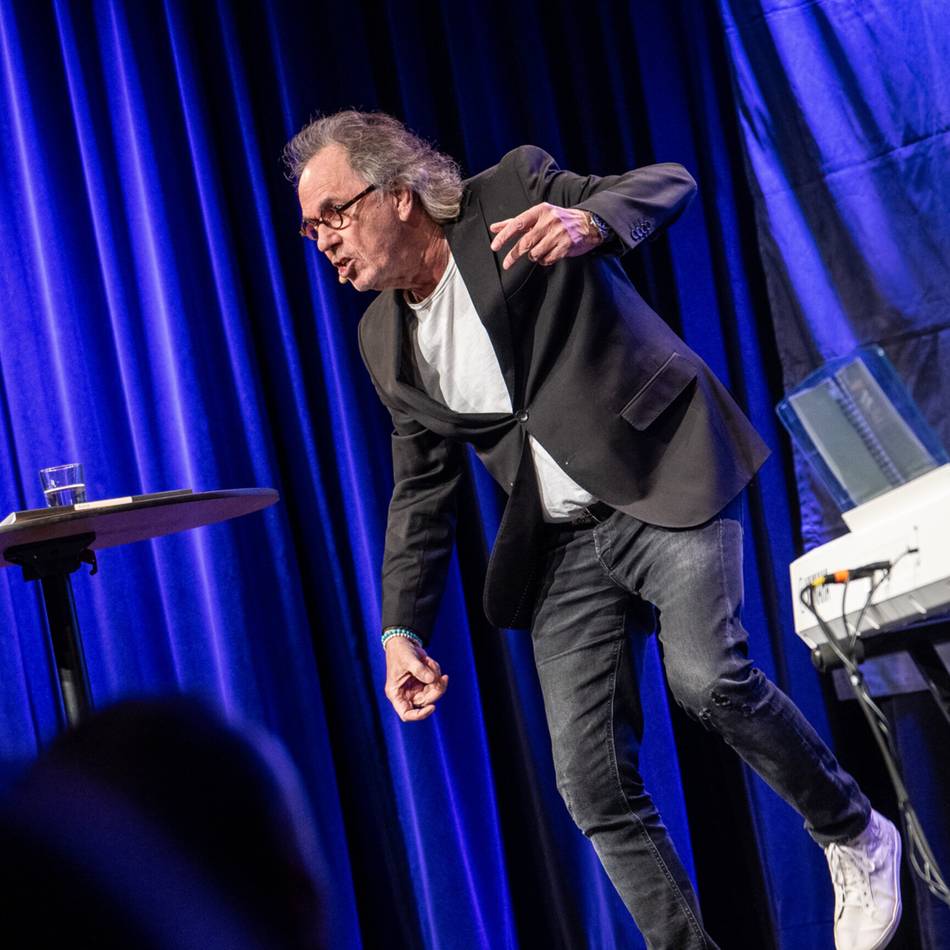 Erster Aufritt in Kaarst: Hugo Egon Balder erinnert an „RTL Samstag Nacht“ und „Tutti Frutti“