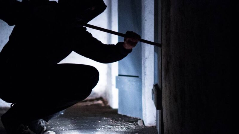 Polizei bittet um Mithilfe: Zwei Einbrecher im Haus in Millingen überrascht