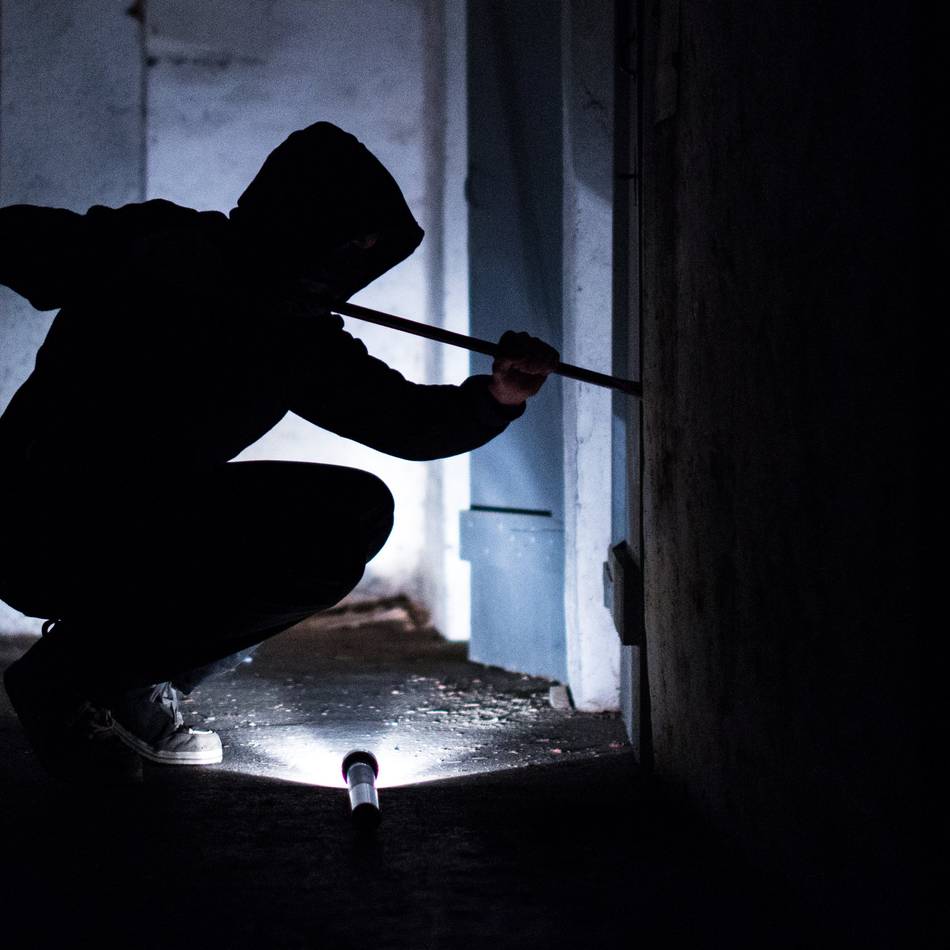 Polizei bittet um Mithilfe: Zwei Einbrecher im Haus in Millingen überrascht