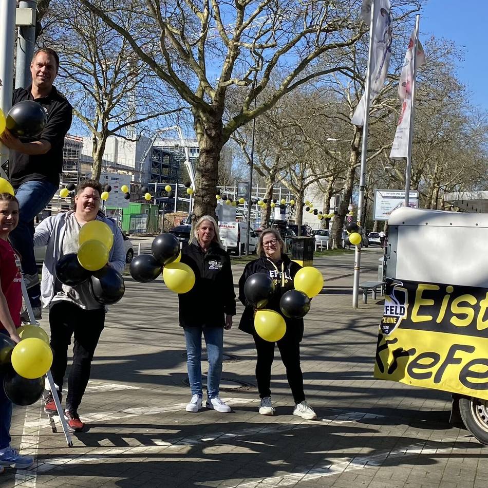 Playoff-Fieber in Krefeld: Fans tauchen die Westparkstraße in schwarz-gelb