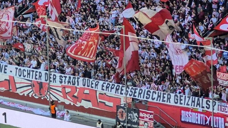 Suker, D.Live, Innenminister: Was hinter den drei Bannern der Fortuna-Ultras im Spiel gegen Berlin steckt