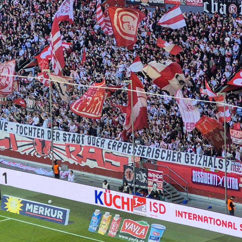 Suker, D.Live, Innenminister: Was hinter den drei Bannern der Fortuna-Ultras im Spiel gegen Berlin steckt