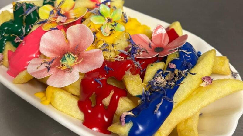 Schön und lecker?: Neusser Imbiss serviert Blumen-Pommes zur Landesgartenschau