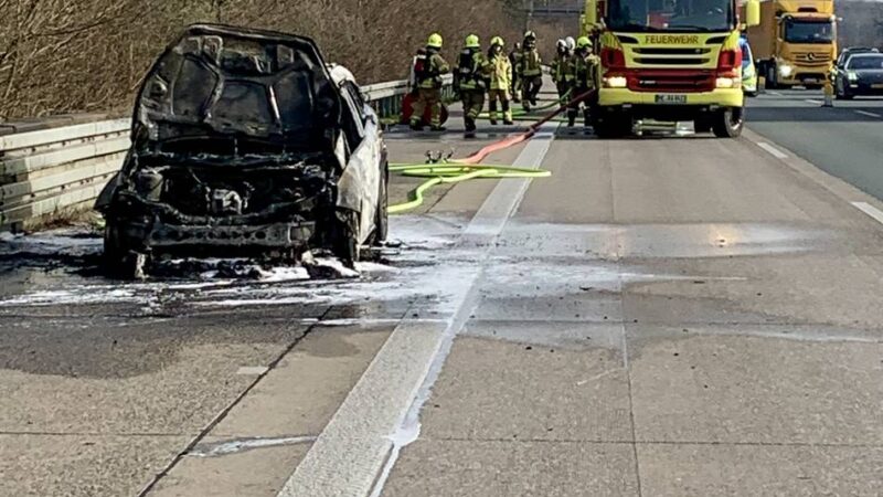 Auf der A3: Wehr löscht 
brennendes Auto