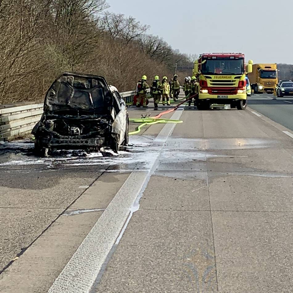 Auf der A3: Wehr löscht 
brennendes Auto