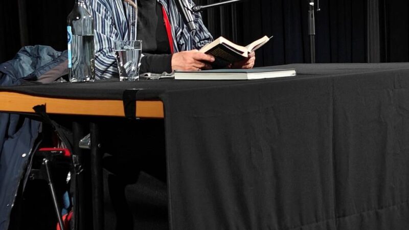 Erfolgsautor zu Gast in Rees: Ostfriesenkrimi fesselt Zuhörer im Bürgerhaus