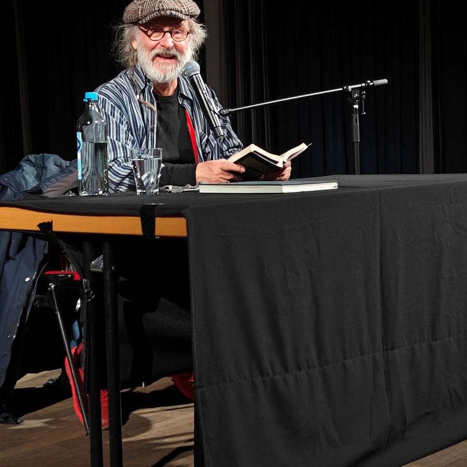 Erfolgsautor zu Gast in Rees: Ostfriesenkrimi fesselt Zuhörer im Bürgerhaus