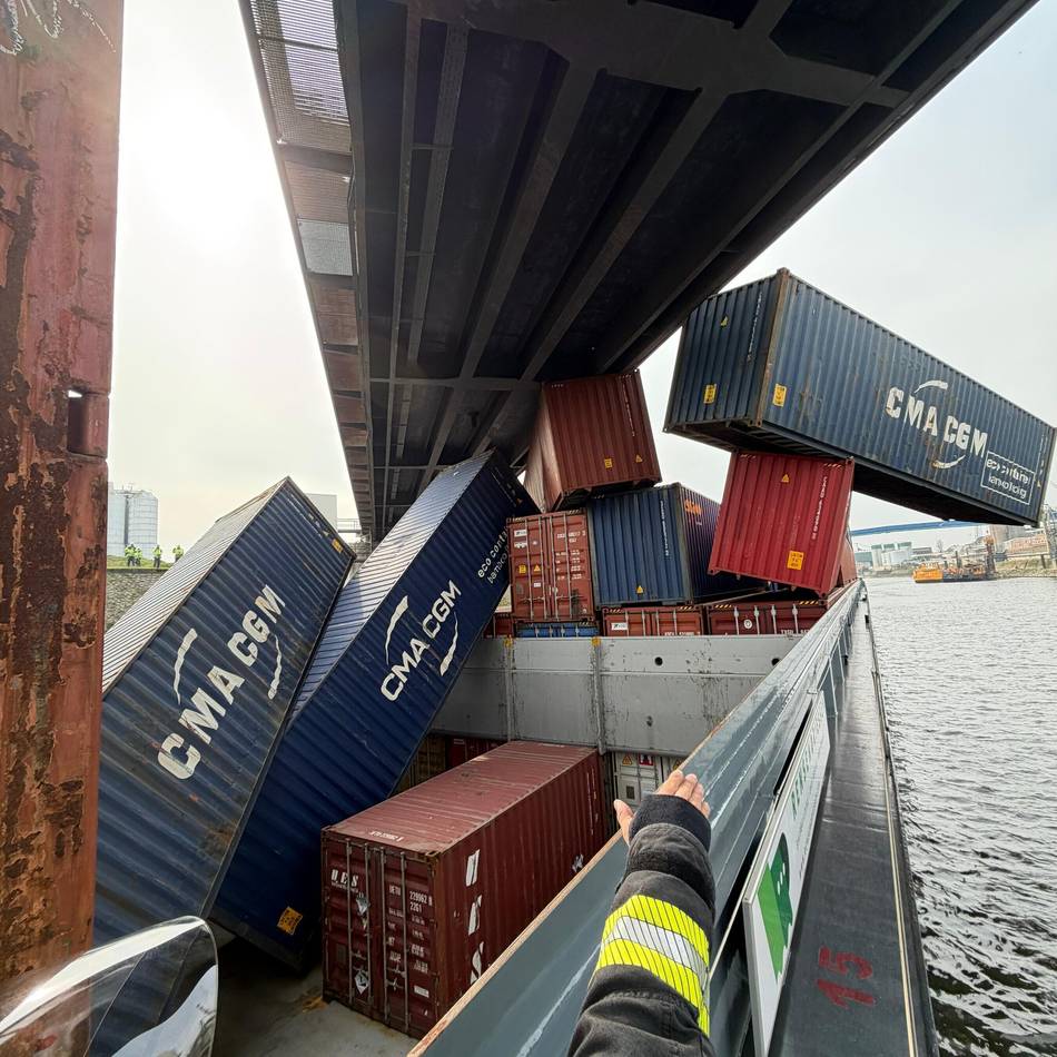 Schiff rammte Hubbrücke: Strafanzeige nach kuriosem Unfall im Hafen