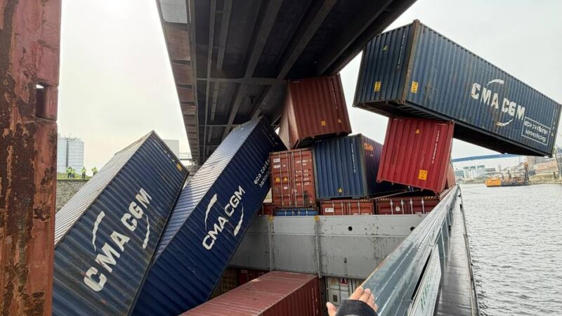 Spektakulärer Unfall in Neuss: Containerschiff knallt gegen Hafenbrücke