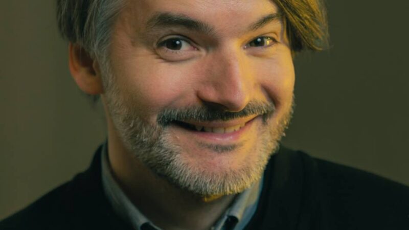 Preisgekrönter Autor in Duisburg: „Der Redner trägt Hose, Hemd und Pullunder“ – Ermutigung mit Saša Stanišić