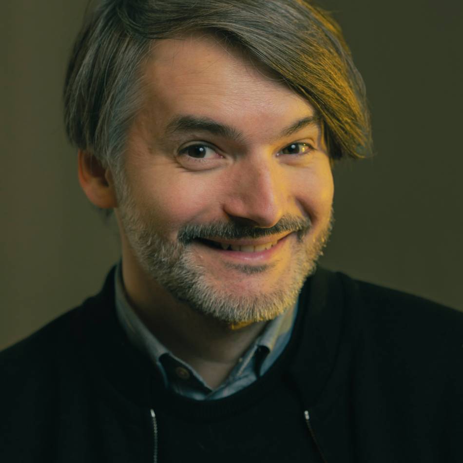 Preisgekrönter Autor in Duisburg: „Der Redner trägt Hose, Hemd und Pullunder“ – Ermutigung mit Saša Stanišić