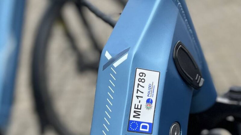 Aktion in Hilden: Polizei codiert Fahrräder auf dem Wochenmarkt