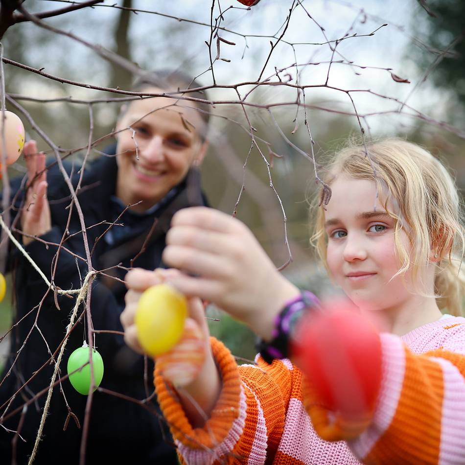 Stadtwald in Mettmann: Aule Mettmanner und Stadtwaldkids schmücken Osterbaum