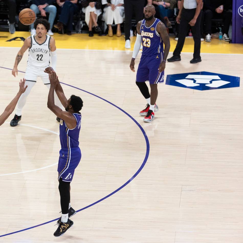 Besonderer Moment im Basketball: Familie James mit erstem Vater-Sohn-Assist der NBA-Geschichte