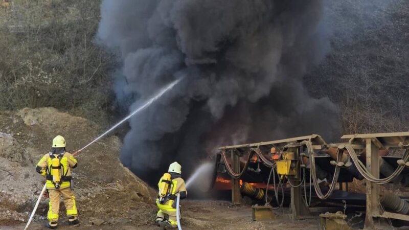 Großer Einsatz in Grevenbroich: Feuer in Bandanlagen-Tunnel fordert zwei Verletzte