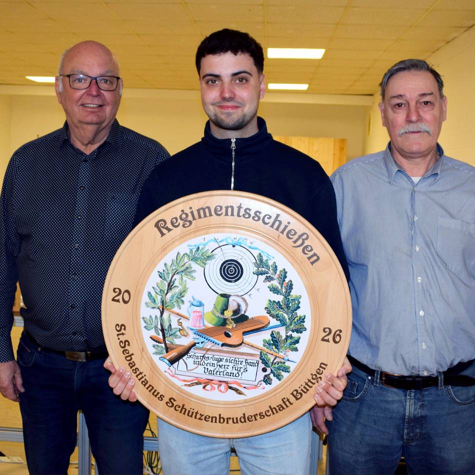 Regimentsschießen in Büttgen: Volltreffer – Bastian Brand holt Schießscheibe