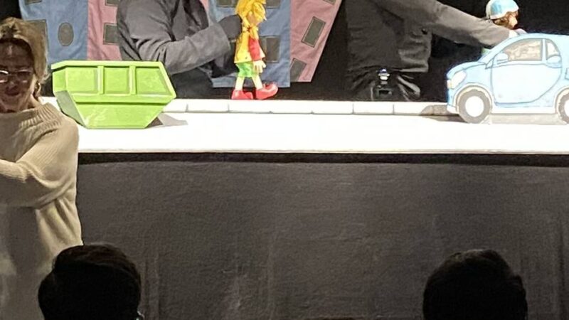 Verkehrserziehung in Krefeld: Premiere: Polizei zeigt Puppentheater für hörgeschädigte Kinder