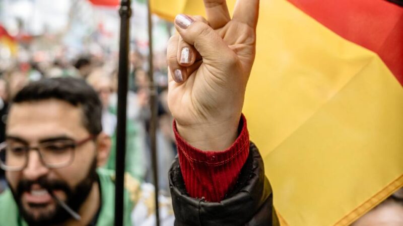 Iran-Demo in der Innenstadt: „Der schönste Tag in meinem Leben“ – 6000 Menschen feiern in Düsseldorf Chameneis Tod