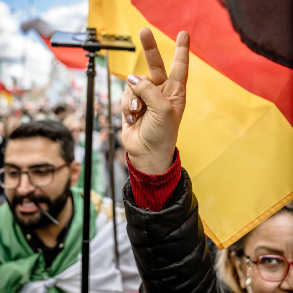 Iran-Demo in der Innenstadt: „Der schönste Tag in meinem Leben“ – 6000 Menschen feiern in Düsseldorf Chameneis Tod