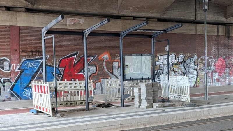 Baustelle in Krefeld: Warum unter einer Brücke ein Bushäuschen entsteht