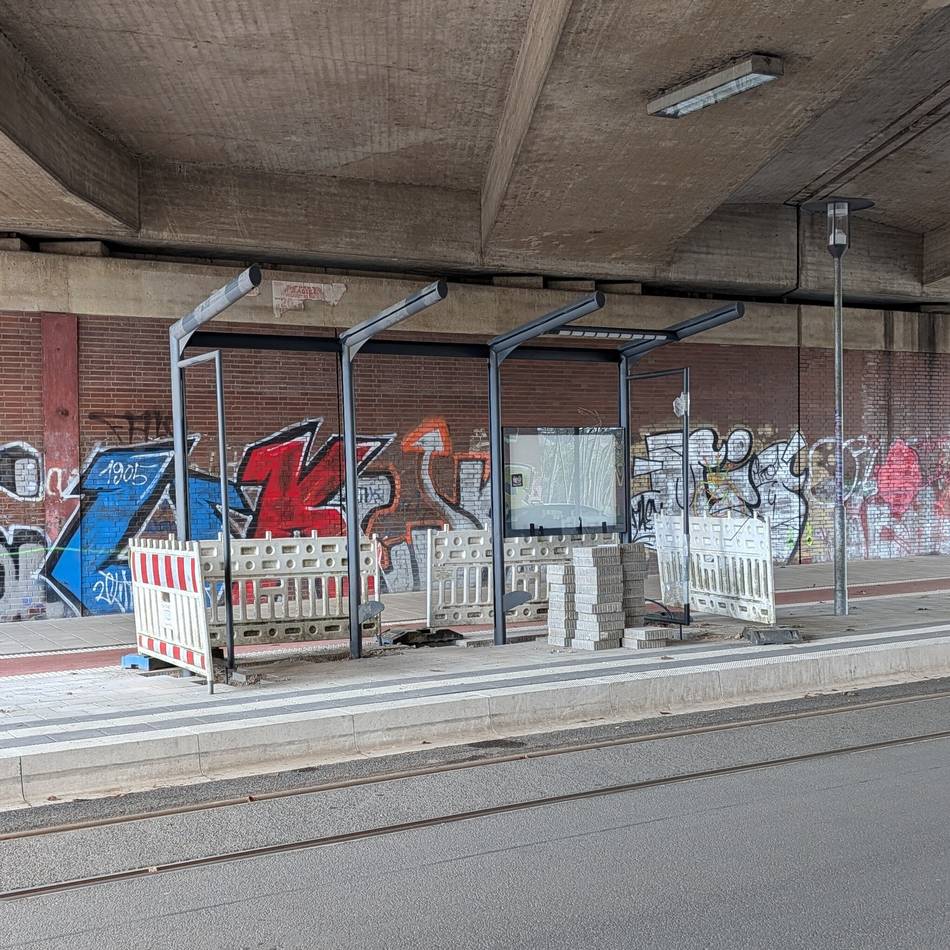 Baustelle in Krefeld: Warum unter einer Brücke ein Bushäuschen entsteht