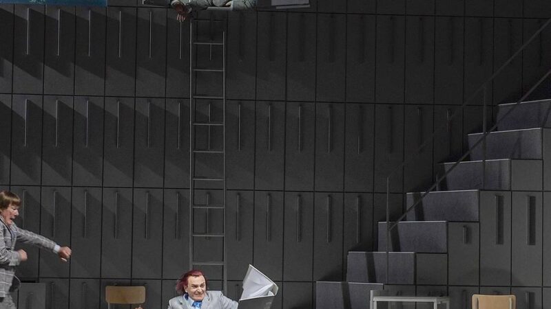 Theater in Duisburg: „Der Bandscheibenvorfall“ – herrlich überdrehte Büro-Satire