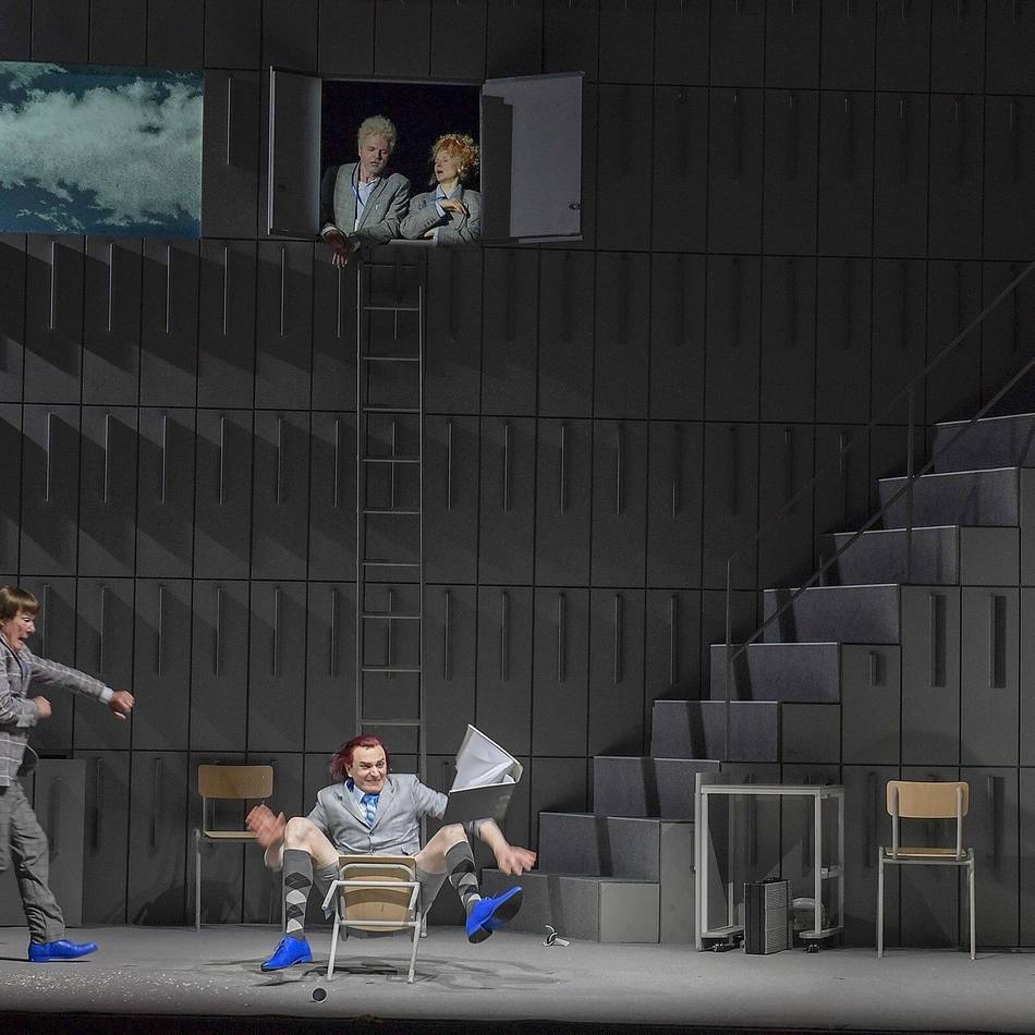 Theater in Duisburg: „Der Bandscheibenvorfall“ – herrlich überdrehte Büro-Satire