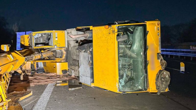 Lkw verliert Ladung: Kran fällt von Tieflader auf A42 bei Duisburg