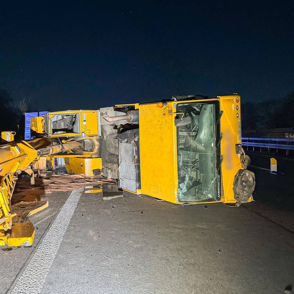 Lkw verliert Ladung: Kran fällt von Tieflader auf A42 bei Duisburg