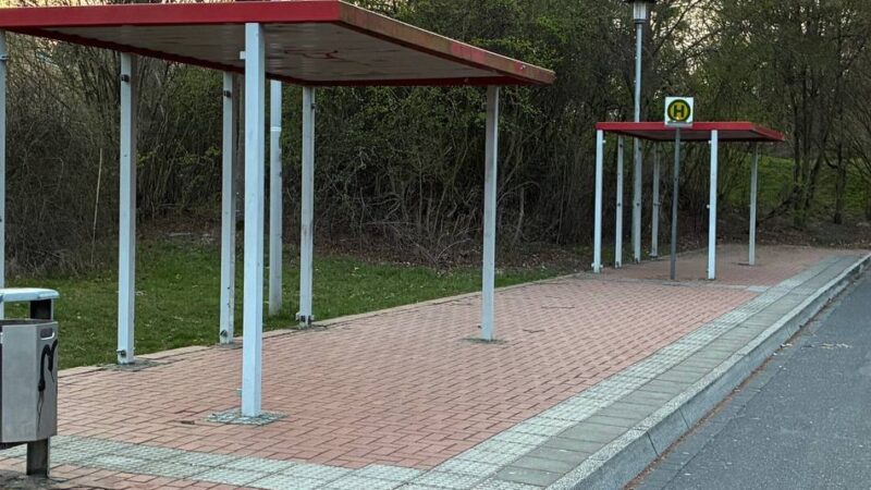 Haltestelle an Hauptschule in Korschenbroich: „Es wird so lange darauf herumgeprügelt, bis alles zerschlagen ist“