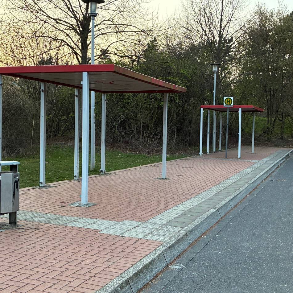 Haltestelle an Hauptschule in Korschenbroich: „Es wird so lange darauf herumgeprügelt, bis alles zerschlagen ist“