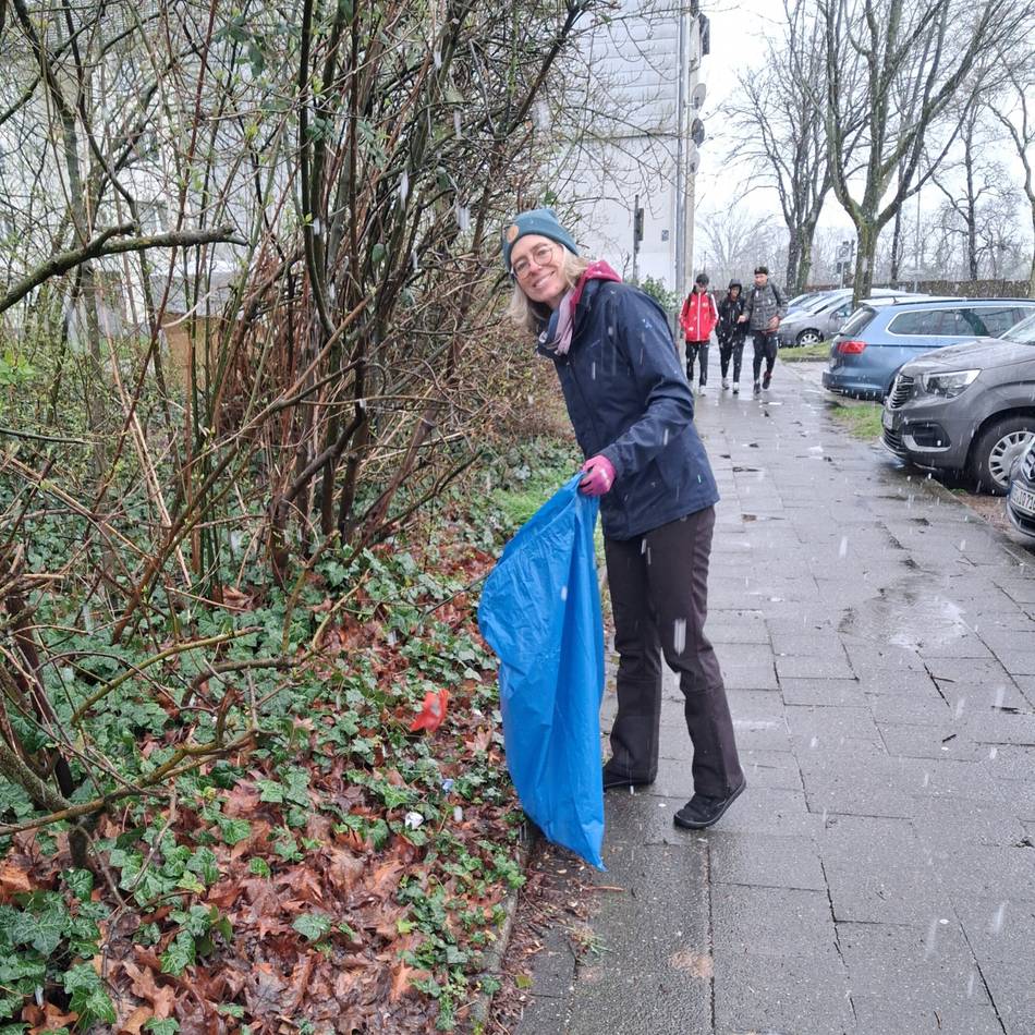 Ehrenamtler sammeln tonnenweise Müll: „Frühjahrsputz im Schneetreiben – das hat doch was“