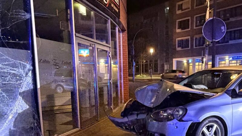Unfall an Gartenstraße in Viersen: Auto fährt nachts in Zahnarztpraxis